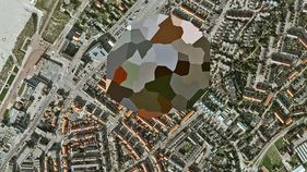 Das bunte Mosaik über der Beatrixstraat in der niederländischen Stadt Noordwijk hätte wohl die Weltraumbehörde ESA überdecken sollen, diese befindet sich aber etwas südlich des Kartenauschnitts. Den Stadtteil unter dem Mosaik kann man mit Google Street View besichtigen. (Aufnahme vom Januar 2005)
