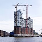 Eine Stadt im steten Wandel – wie ein Schiff schiebt sich die Elbphilharmonie an der bugförmigen Spitze der Hafencity vor die Hamburger Innenstadt.