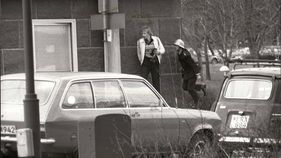 Zwei mutmassliche Polizisten vor der deutschen Botschaft am 24. April 1975 in Stockholm. Die Geiselnehmer haben soeben einen Militärattaché erschossen.