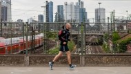 Nils Thies beim Training vor der Frankfurter Skyline