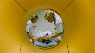 Nicht einmal die moderne Bildgebung bringt Gewissheit, was Komapatienten wahrnehmen: Patienten und Krankenhauspersonal in einem Koma-Forschungszentrum in Belgien