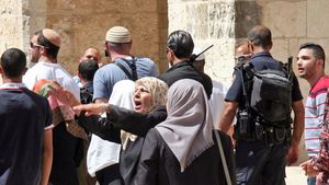 Szenen auf dem Tempelberg: Älteren Frauen, die mit den Armen fuchteln und «Allahu akbar» schreien versuchen jüdische Besucher zu vertreiben.