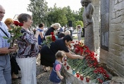 Возложение цветов во время траурного митинга у монумента "Стена Плача"