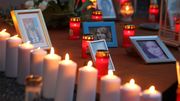 Kerzen und Bilder der Opfer schmücken die Erinnerungsstätte am Unglücksort.
