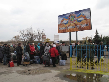 В Станице Луганской открылся пешеходный пропускной пункт. Фоторепортаж