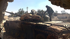 Солдат сирийской армии, начавшей штурм населенного пункта Осман в провинции Дераа
