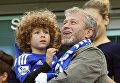 Роман Абрамович с сыном Аароном на футбольном матче в Лондоне