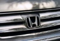 Логотип компании Honda на автомобиле Honda CR-V. Архив
