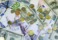 Денежные купюры и монеты: доллары США, евро, рубли. Архивное фото