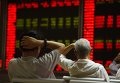 Инвесторы следят за котировками фондового рынка Китая в Пекине. Архивное фото