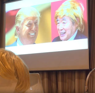 Японский изобретатель Есиро Накамацу на презентации самозащитного парика для Дональда Трампа
