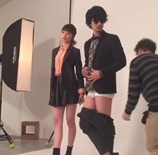 С японского манекенщика упали штаны во время съемок