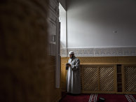 Мусульманин молится в мечети в Копенгагене