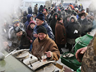 Спасатели раздают пищу для местных жителей в Авдеевке