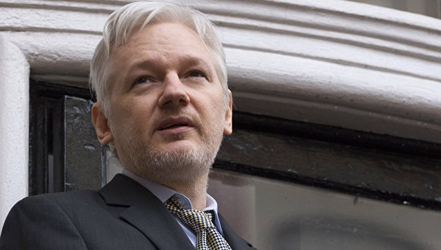 Сооснователь WikiLeaks Джулиан Ассанж выступает с речью с балкона посольства Эквадора в Лондоне перед журналистами и митингующими