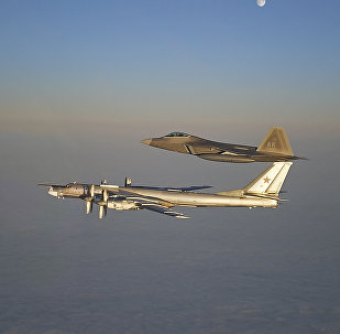 Russischer Bomber Tu-95 in Begleitung vom US-Jäger F-22 Raptor