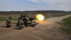 Украинские военные во время учений на полигоне под Львовом