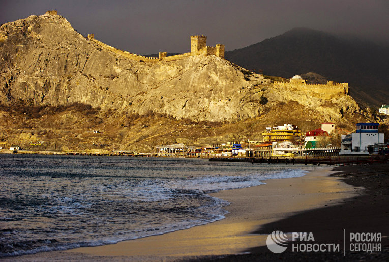 Генуэзская крепость и берег Черного моря на рассвете в Судаке