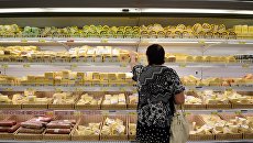 Продажа сыра и колбасных изделий в супермаркете