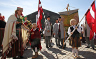 Шествие в национальных костюмах в День восстановления независимости Латвии