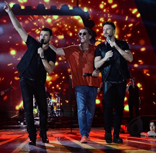 Певцы Эмин Агаларов, Григорий Лепс и Сергей Лазарев (слева направо) выступают на Международном музыкальном фестивале Жара в Баку