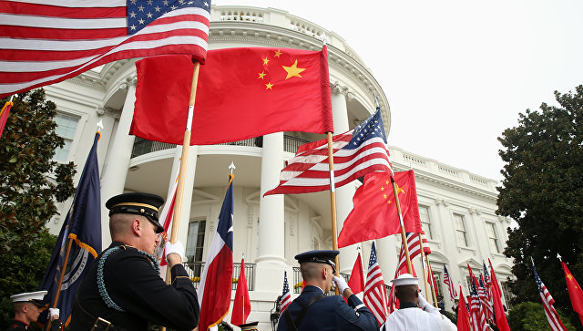 Почетный караул у Белого дома в Вашингтоне с флагами США и Китая