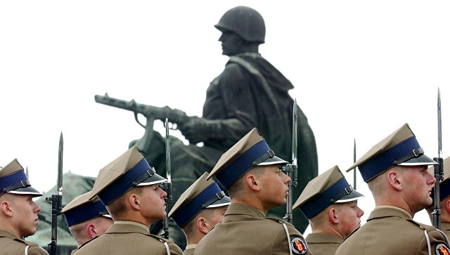 Солдаты вооруженных сил Польши у памятника советским воинам в Варшаве