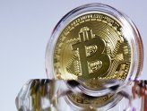 Сувенирная монета криптовалюты биткойн в MaRSe Bitcoin Center в Москве