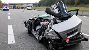A3 bei Aschaffenburg: Lkw gerät in Gegenverkehr - Autofahrer stirbt bei Frontalzusammenstoß