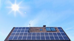 Weniger Strom trotz praller Sonne: Warum Solarmodule im Sommer schwächeln