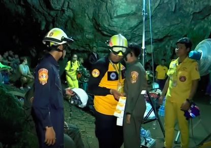 Пропавшие в таиландской пещере дети и их тренер живы: их могут спасать 4 месяца