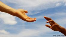 Symbolbild: Links eine Hand mit nach oben geöffneter Handfläche, eine helfende Geste, rechts eine Hand, die die andere, helfende Hand greifen möchte (Colourbox)

