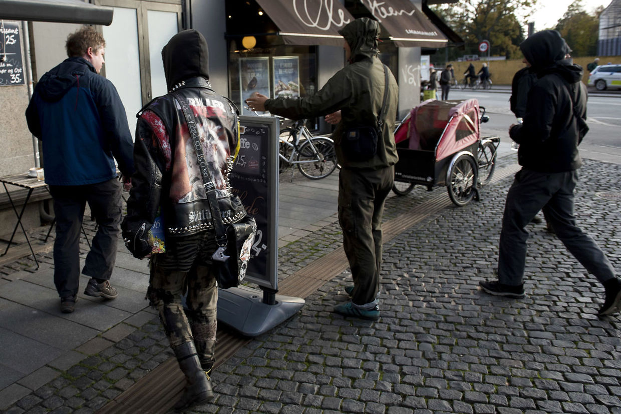 Rasmus Paludan fra Stram Kurs deler pjecer ud på Runddelen på Nørrebro. No Pegida, som tidligere har været voldelige over for ham, var til stede. Politiet var også mødt talrigt op.