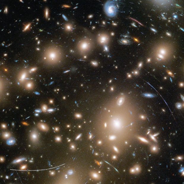 Galaxien (Aufnahme des Hubble-Weltraumteleskops): Dunkle Energie erfüllt den Raum und lässt ihn aufquellen
				                    		