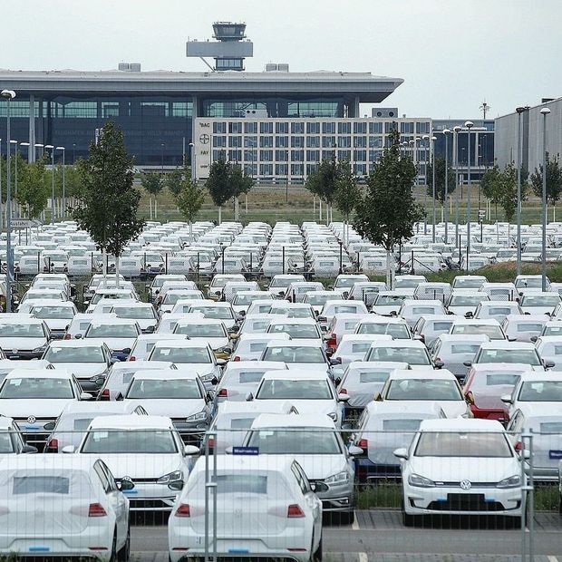 VW-Fahrzeuge am Flughafen BER
				                    		