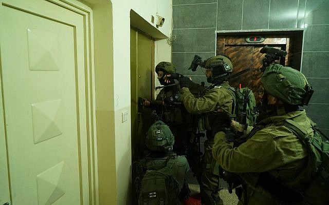 Israeli soldiers carry out searches for terror suspects in the West Bank on December 14, 2018. (Israel Defense Forces)