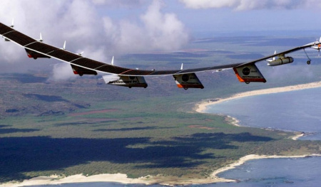 Массивный беспилотник-крыло на солнечных батареях для раздачи интернета в любую точку мира