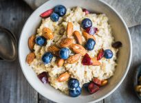 Oatmeal with almonds and berries