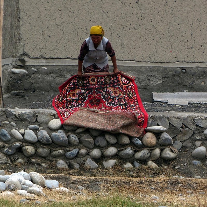 Ярко одетая женщина у домов в анклаве Чон-Гара