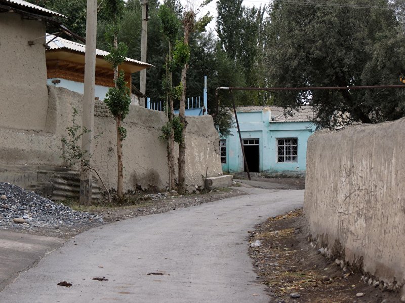 Единственная асфальтированная улица Чон-Гары — часть сквозной дороги, которая ведет к кыргызским селам