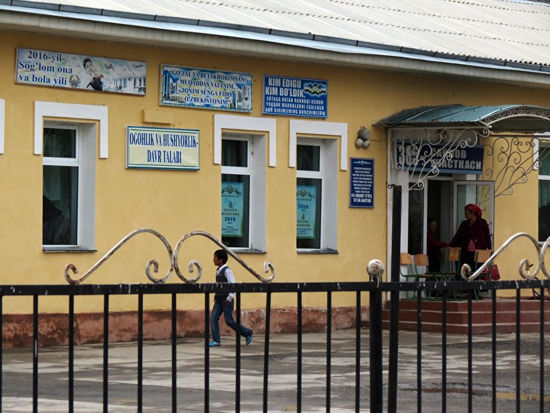 Самые капитальные здания в Чон-Гаре — больница и школа. На ограде больницы мы увидели плакат с лозунгом на узбекском (латиницей) и силуэтами зданий Ташкент