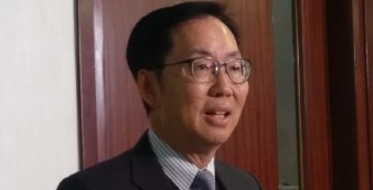 Lawmaker Chan Kin-por, who chairs the Legco Finance Committee, said the proposal to expedite the approval of funding requests is not feasible because at least one member of the panel opposes it. Photo: HKEJ