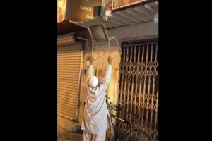 Man rescues stranded cat, random act of kindness wins Internet- Watch