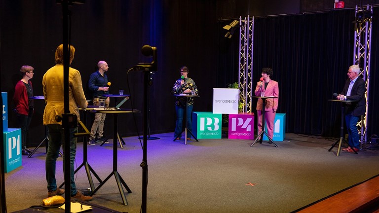 Panelen i seminariet står på scenen i Studio 4 i Radiohuset.