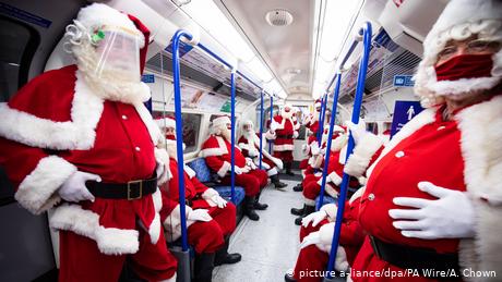 Polaznici letnje škole za Deda Mrazove idu na predavanja londonskim metroom. Organizator škole je „Ministarstvo zabave“, jedna producentska firma. Naravno, tu su i mere zaštite od korone.