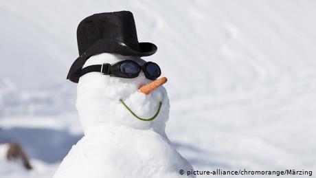 Schneemann mit Zylinder (picture-alliance/chromorange/Märzing)