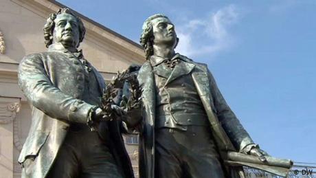 Sicht auf die Statuen von Johann Wolfgang von Goethe und Friedrich Schiller (DW)