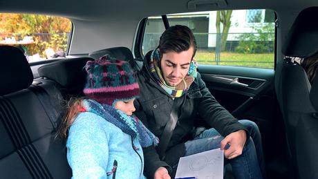 Nico und Emma sitzen im Auto. (DW)