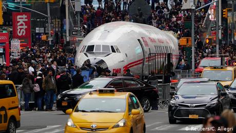 TWA Flugzeug parkt auf dem Time Square BdTD (Reuters/C. Allegri)