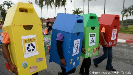 BdTD Thailand Aktion für Mülltrennung und Recycling (Getty Images/AFP/M. Tohlala)